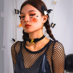 Dettaglio del choker gotico di Halloween con motivo a pipistrello e orecchini a teschio