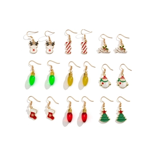 Détail de neuf paires de boucles d'oreilles de Noël avec motifs bonhomme de neige et sapin