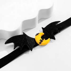 Vista ravvicinata del choker gotico di Halloween con ali di pipistrello e mezzaluna gialla