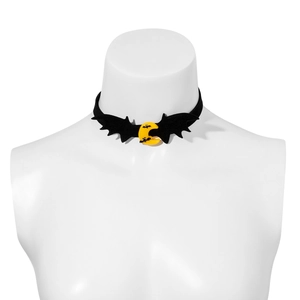 Dettaglio di un choker gotico di Halloween con ali di pipistrello nere e mezzaluna gialla