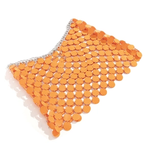Detailansicht des orangen Pailletten-Oberteils mit Metallringen und Silberträgern
