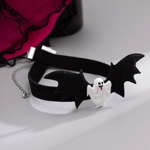 Dettaglio choker di Halloween con ali di pipistrello e pendente a fantasma con estensione