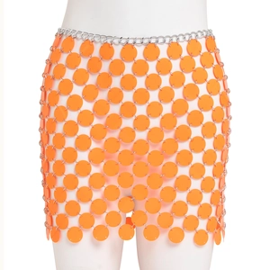 Detailansicht der orangefarbenen Pailletten-Bodychain-Rock mit Metallringen und Silberkette