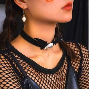 Choker gotico con ali di pipistrello e teschio con orecchino per festa di Halloween
