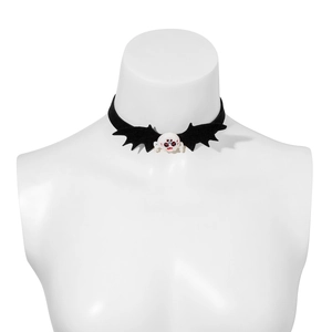 Choker gotico con ali di pipistrello nere e teschio su manichino per gioielli
