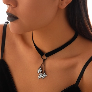 Choker gotico in velluto con anello in metallo e tre ciondoli fantasma bianchi