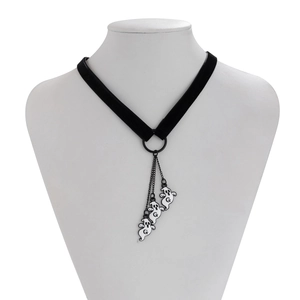 Dettaglio del choker di Halloween con nastro di velluto e ciondoli a forma di fantasma