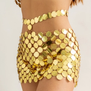 Gros plan détaillé de la chaîne de corps à paillettes dorées et mini-jupe de fête