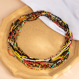 Detail einer bunten, mehrlagigen Boho-Taillenkette aus Perlen auf einem Tablett