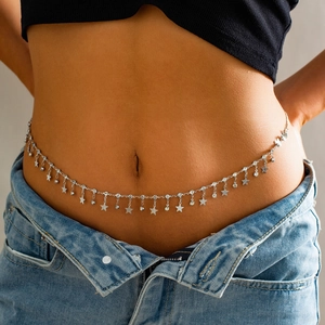 Vue détaillée d'une chaîne de taille argentée avec strass et pendentifs en étoile