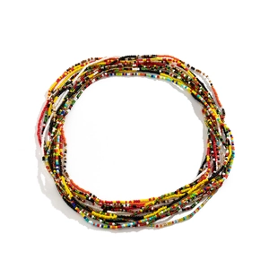 Detail einer mehrreihigen bunten Perlen-Körperkette für den Strand-Boho-Stil