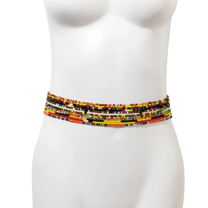 Detail der bunten mehrlagigen Taillenkette im lebendigen afrikanischen Ethno-Stil