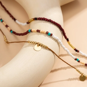 Detail bunter Perlen-Taillenketten und Goldanhänger an böhmischem Körperschmuck-Set