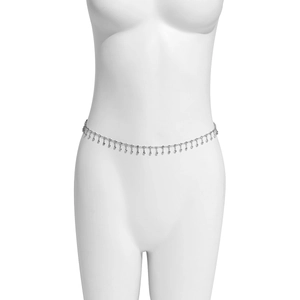 Détail d'une chaîne de corps argentée avec glands en strass brillants sur un mannequin
