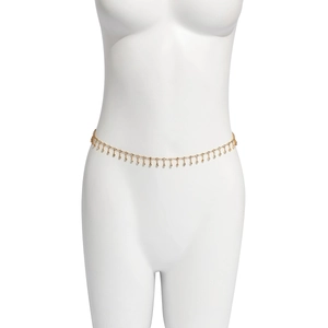 Détail d'une chaîne de taille dorée ornée de délicats pendentifs en strass