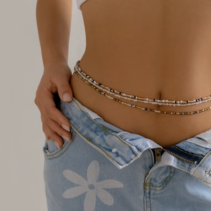 Detail einer mehrlagigen Boho-Perlen-Taillenkette mit bunten Perlen an einem weiblichen Model
