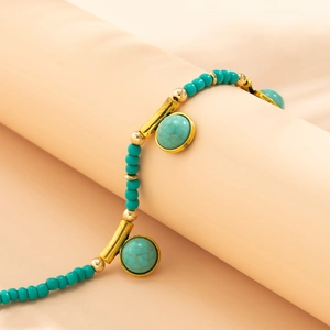 Detail der Perlen-Taillenkette mit türkisen Perlen und goldenen Akzenten für Damen