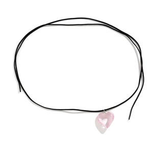 Close-up van de roze hartvormige kristallen hanger aan een zwarte koord tailleketting