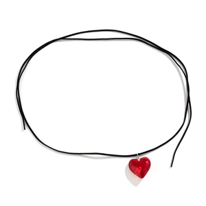 Detailweergave van een lange zwarte koordketting met een transparante rode hart hanger