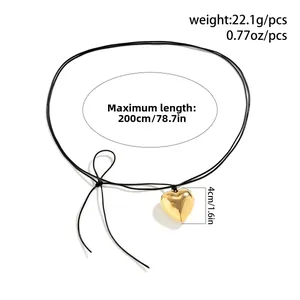 Gedetailleerde afmetingen van de tailleketting met gouden hart hanger en zwart koord