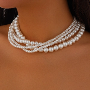 Detail van een meerlaagse parelketting met een elegante roomwitte glans voor dames