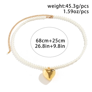 Detail van de parel-tailleketting met grote gouden hartvormige hanger en afmetingen