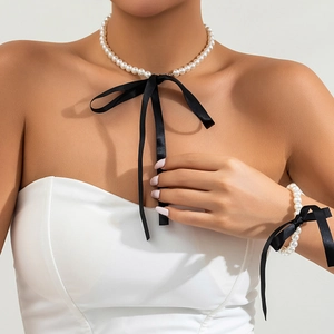 Franse retro parelsieradenset met elegante zwarte satijnen strikken, ketning en armband