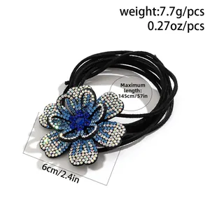 Macro-opname van de blauwe strass bloem haarring met 6cm diameter en elastische koorddetails