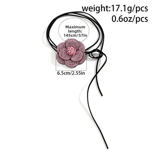 Detail van de roze strass camelia-hanger van 6,5 cm met afmetingen en gewichtsgegevens