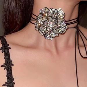 Vintage Camellia Bloem Choker Ketting Voor Vrouwen Strass Fluweel Wasdraad Wikkel Hals Sieraden Elegante Party Cadeau