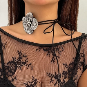 Retro choker met kristallen bloem, verstelbaar zwart waskoord en stijlvolle kwastjes
