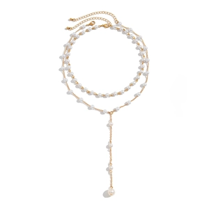Dettaglio della collana di perle a strati con catena dorata e design del pendente a forma di Y