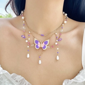 Nahaufnahme des mehrlagigen Chokers mit lila Schmetterling und Tropfenperlen