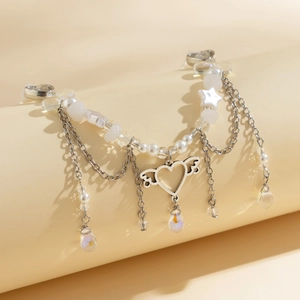 Detailansicht des Y2K Perlen-Chokers mit silbernem Flügelherz und Kristall-Wassertropfen-Anhänger