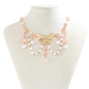 Nahaufnahme von Schmetterling-Anhänger mit rosa Kristallperlen und Herz-Charm
