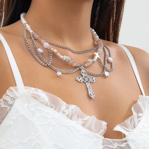 Detailansicht der Choker-Kette mit rosa Perlen und antikem Silberkreuz-Anhänger