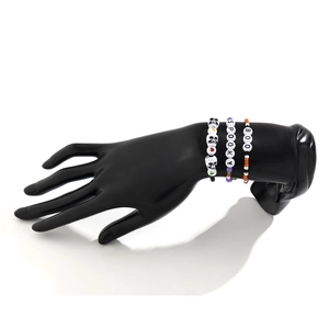 Dettaglio del set di braccialetti di Halloween con perline SPOOKY e BOO sul modello