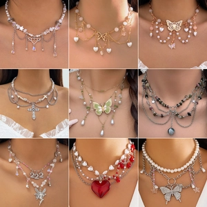 Y2K Perlen-Choker-Halsketten Set mit Schmetterlings- und Herzanhängern im süßen Stil