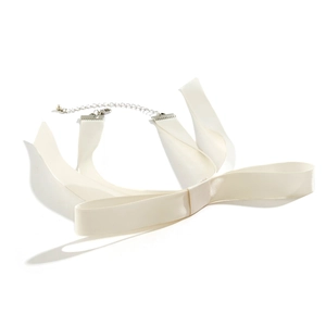 Detaillierte Nahaufnahme des weißen Satin-Chokers mit Schleife und silbernem Metallverschluss