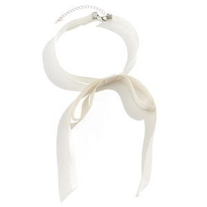 Nahaufnahme eines weißen Satin-Chokers mit Schleifen-Design und verstellbarem Silberverschluss
