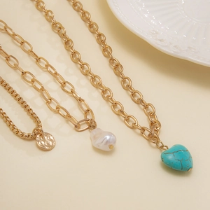 Parure de colliers avec perle baroque, turquoise en cœur et pendentif pièce d'or