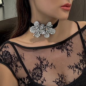Vintage Velvet Choker Necklace With Large Rhinestone Flower Pendant Gothic Lolita Neck Strap For Women Wedding Party Jewelry