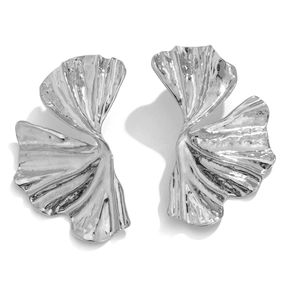 Macro di orecchini a foglia di ginkgo argento con trama metallica pieghettata su sfondo bianco