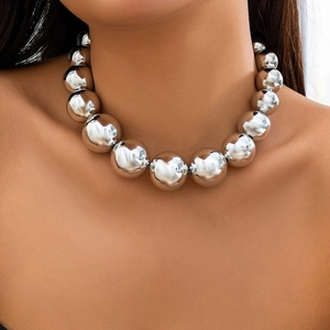 Collier à grosses perles argentées style cyberpunk avec grand pendentif cœur