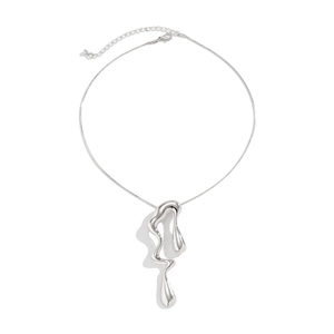 Dettaglio della collana d'argento stile lava liquida con pendente irregolare in metallo fuso
