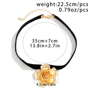 Dettaglio di un choker in velluto nero da 35cm con grande ciondolo a rosa dorata da 4,5cm