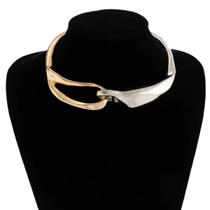 Dettaglio del choker punk bicolore con chiusura in metallo intrecciato su supporto nero