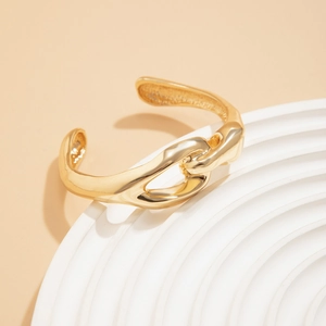 Dettaglio del bracciale a catena dorata spessa con design a nodo metallico vintage