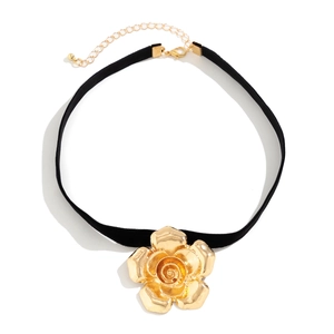 Dettaglio del choker in velluto nero con ciondolo a rosa dorata 3D e catenella di estensione