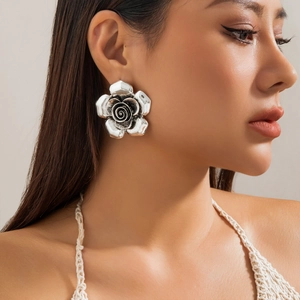 Orecchini a perno a rosa vintage in argento con petali a strati su una modella di moda